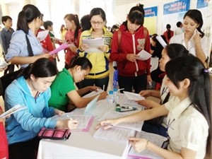 Job seekers fill application forms (Photo: baocongthuong)